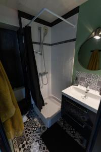 ein Badezimmer mit einer Dusche, einem Waschbecken und einer Badewanne in der Unterkunft Appartement avec parking - Futuroscope - 1 à 4 personnes in Jaunay-Clan