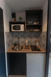 Küche/Küchenzeile in der Unterkunft Appartement avec parking - Futuroscope - 1 à 4 personnes