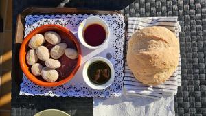 ein Tablett mit Essen, einer Schale Nüsse und einem Sandwich in der Unterkunft Canto Rojo, La Asomada con vistas a Lobos in La Asomada