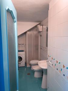een kleine badkamer met een toilet en een wastafel bij La Casa Azzurra Ischia in Ischia
