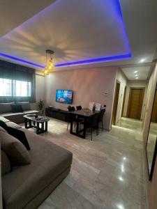 een woonkamer met een bank en een tafel bij Appt Haut Standing - Agadir Bay in Agadir