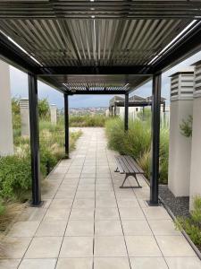 toldo sobre un patio con un banco en un edificio en Espacio 20, en Salta