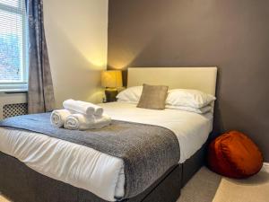 um quarto com uma cama com toalhas em Victorian Refuge-City centre-3bedroom house em Canterbury