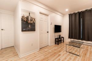 sala de estar con mesa de cristal y ventana en Cozy 1 bedroom apartment - 107, en Montreal