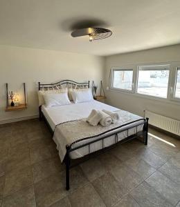 ein Schlafzimmer mit einem Bett mit Handtüchern darauf in der Unterkunft Althea Old Town Apartment in Naxos Chora