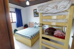 Двухъярусная кровать или двухъярусные кровати в номере Casa de Campo de frente para belas montanhas