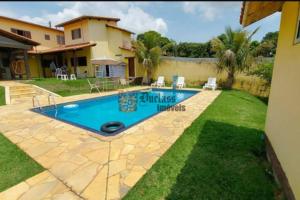an image of a swimming pool in the yard of a house at Casa de Campo de frente para belas montanhas in Extrema