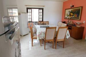a kitchen with a table and chairs in a kitchen at Casa de Campo de frente para belas montanhas in Extrema