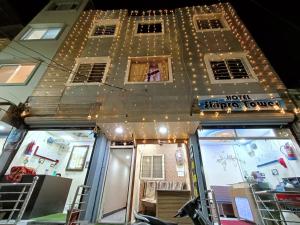 un bâtiment avec un panneau non-fumeurs à l'avant dans l'établissement Hotel ST INN, à Ujjain