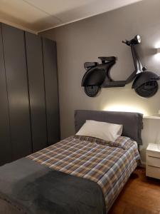 a bedroom with a scooter hanging on the wall at Maison B - Locazione turistica in Brugherio