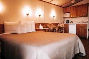 a hotel room with a large bed and a kitchen at Mountain View Lodge in Fort Davis