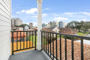balcón con vistas a la ciudad en New 3-Bed Luxury House, en Nueva Orleans