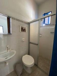 een badkamer met een toilet, een wastafel en een douche bij Casa 2 Quartos 2 Suítes Castelhanos ES in Anchieta
