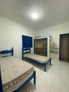מיטה או מיטות קומותיים בחדר ב-Casa 2 Quartos 2 Suítes Castelhanos ES