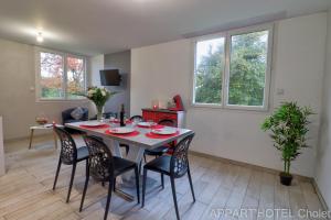 eine Küche und ein Esszimmer mit einem Tisch und Stühlen in der Unterkunft Appart' hôtel Cholet in Cholet