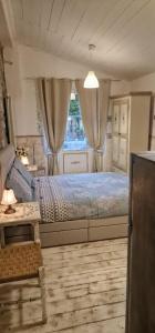 Un dormitorio con una cama grande y una ventana en The Cottage, en San Maurizio dʼOpaglio