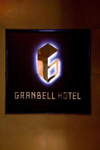 Znak dla hotelu Grenerel na ścianie w obiekcie Akasaka Granbell Hotel w Tokio