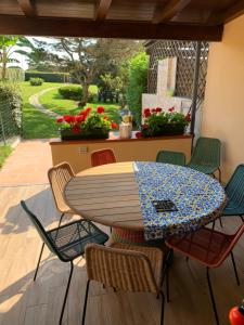 uma mesa e cadeiras sentadas num pátio em Pelosa - Capo Falcone Excellent Apartment em Stintino