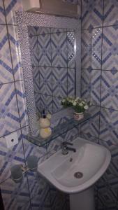 bagno con lavandino e specchio di Wise Home a Douala
