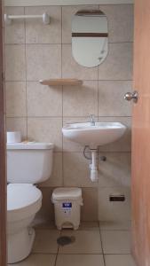 La salle de bains est pourvue d'un lavabo, de toilettes et d'un miroir. dans l'établissement Hotel Casa Shami, à Cusco