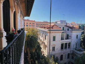 Blick auf eine Stadt vom Balkon in der Unterkunft Domus Gracchi in Rom