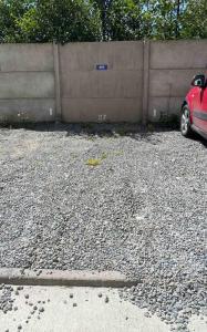 un coche rojo estacionado en un estacionamiento en Depto nuevo con estacionamiento, en Puerto Montt