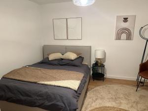 1 dormitorio con 2 almohadas en Cozy Apartment at Bergmannkiez en Berlín