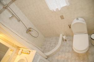 A bathroom at Aroura Homes 4BR Beachfront Villa Még 37 kép