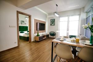 un salon avec une table à manger et une chambre dans l'établissement Apartament No 34 Green - Holiday Home Zator, à Zator