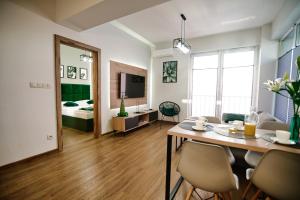 Televízia a/alebo spoločenská miestnosť v ubytovaní Apartament No 34 Green - Holiday Home Zator