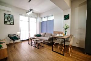 - un salon avec un canapé et une table dans l'établissement Apartament No 34 Green - Holiday Home Zator, à Zator