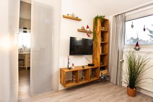 a living room with a flat screen tv on a wall at Zentrale ruhige 3-Zimmer-Wohnung in Kassel