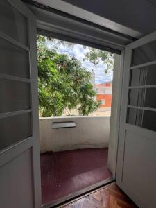 una puerta abierta a una habitación con ventana en Apartamento en Montevideo, en Montevideo