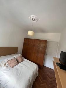 a bedroom with a bed with a wooden head board at Apartamento en Montevideo in Montevideo