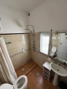 a bathroom with a toilet and a sink and a mirror at Apartamento en Montevideo in Montevideo
