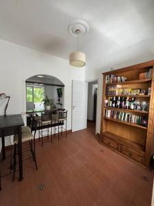 a dining room with a table and a book shelf at Apartamento en Montevideo in Montevideo