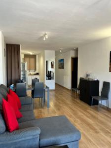 un soggiorno con divano e tavolo di Family apartment “Tenerife with love!” ad Arona