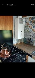 Kuchyň nebo kuchyňský kout v ubytování Cosy, secluded narrow boat + 16 fotografií