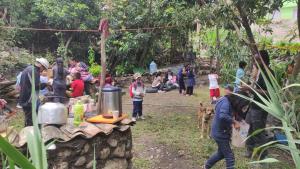 um grupo de crianças em pé em torno de uma mesa com um grupo de pessoas em LA CASA DEL ÁRBOL ABANCAY em Abancay