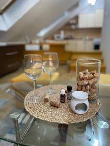 een tafel met twee wijnglazen en een bord eten bij Apartman Centar E&A in Tuzla
