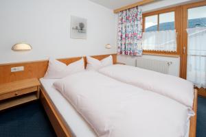 Postel nebo postele na pokoji v ubytování Landhaus Schiestl