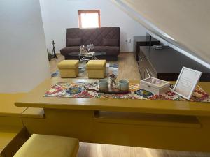 een woonkamer met een bank en een tafel bij Apartman Centar E&A in Tuzla