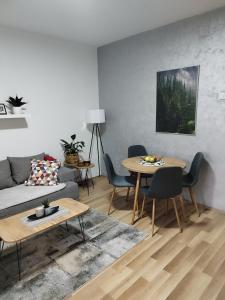 un soggiorno con divano e tavolo di Jaz Apartman a Bajina Bašta