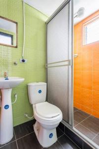 uma casa de banho com um WC, um chuveiro e um lavatório. em Aparta estudio en la capital colombiana em Bogotá