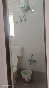 mała łazienka z toaletą i wiadrem w obiekcie Arhan's Villa w mieście Ahmadabad