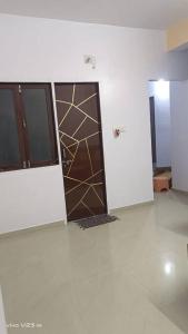 pokój z drzwiami w środku pokoju w obiekcie Arhan's Villa w mieście Ahmadabad