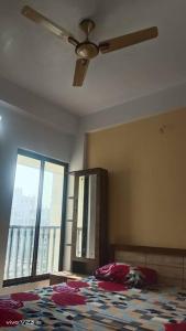 1 dormitorio con 1 cama y ventilador de techo en Arhan's Villa, en Ahmedabad