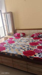 1 cama con edredón de flores en un dormitorio en Arhan's Villa, en Ahmedabad