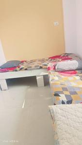 1 dormitorio con cama y mesa con manta en Arhan's Villa, en Ahmedabad