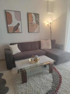 sala de estar con sofá y mesa de centro en Καταλύματα ως ολόκληρος χώρος. Οικοδεσπότης: Νίκος, en Florina